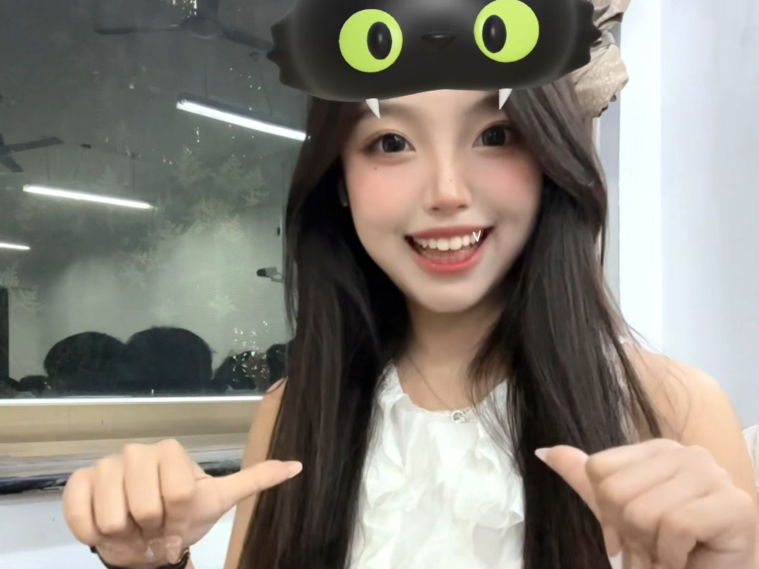 可爱的女主播一口可以吃下三个小孩儿