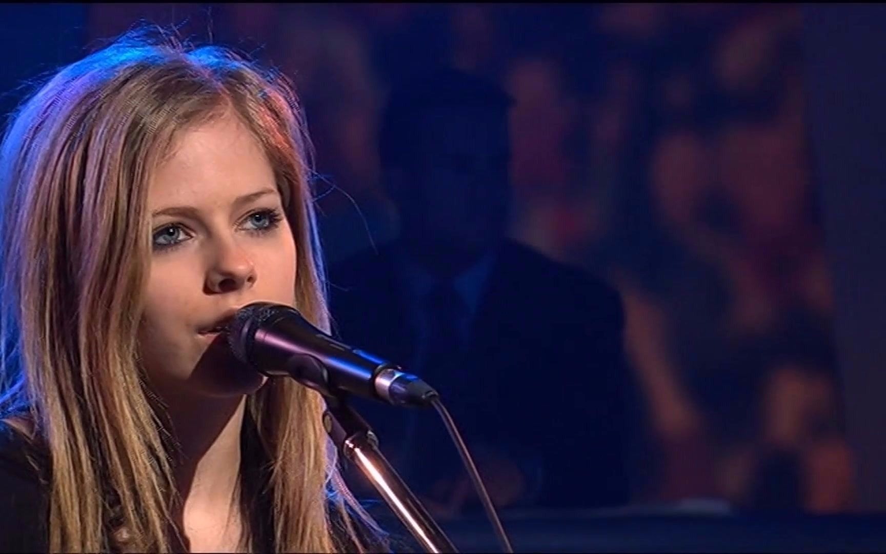 [图]Avril Lavigne - My Happy Ending (The Footy Show 2004-08-19)