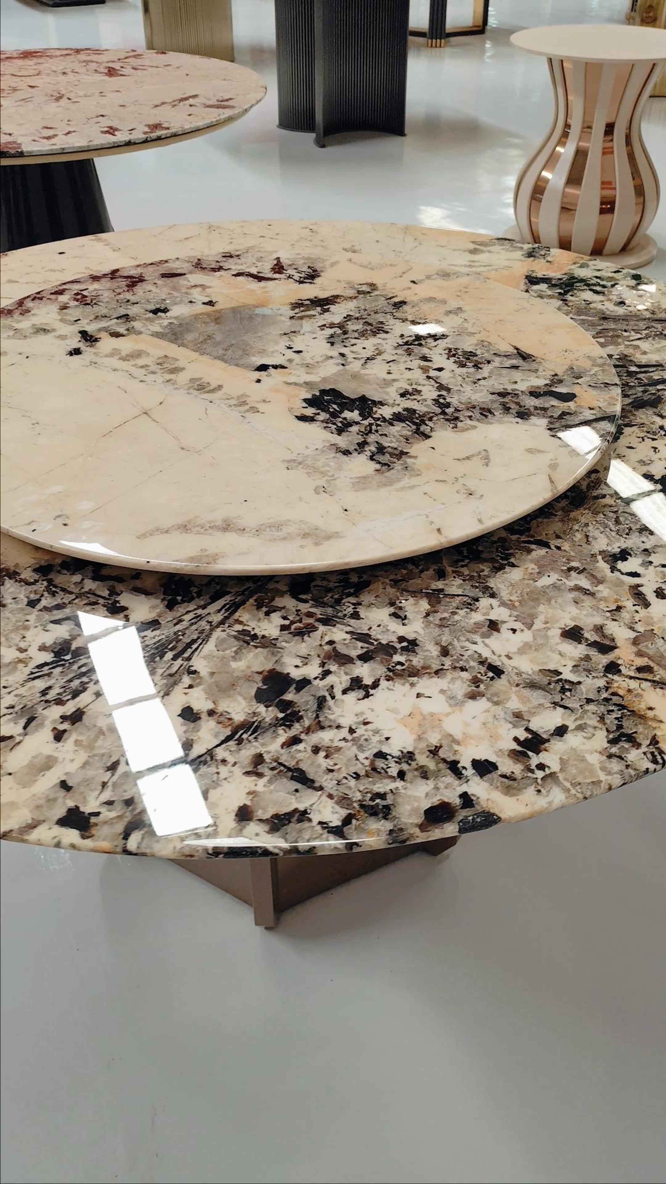 我们提供定制大理石餐桌,奢石餐桌,大理石茶几等服务;源头厂家保障