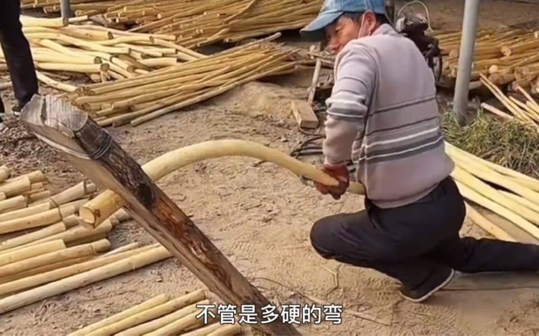 老板发现好项目制作武术棍,用弯曲的树枝调直以后,然后制作出来哔哩哔哩bilibili