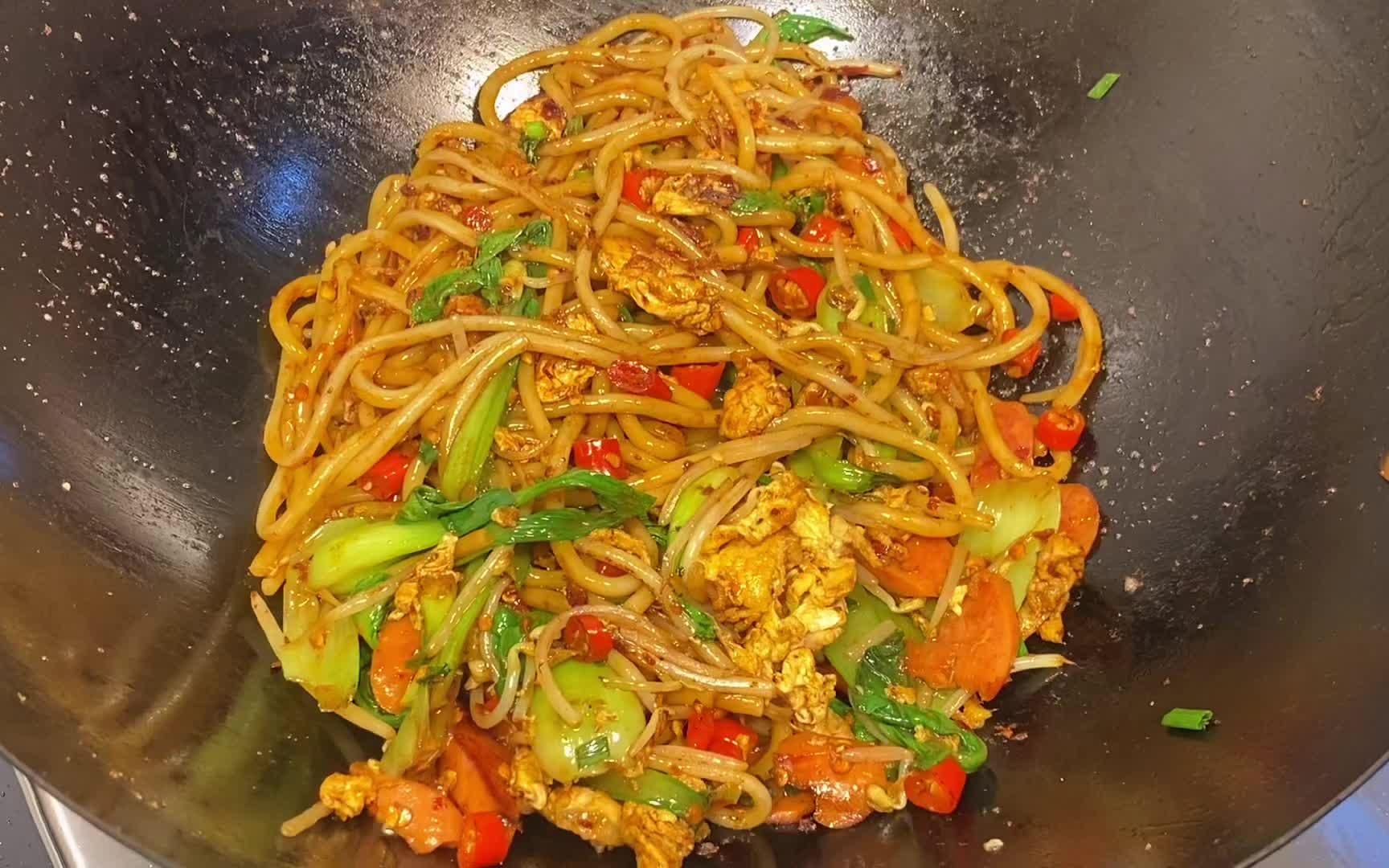 正宗江西炒米粉,加肉加蛋加火腿肠,真正的校门口味道