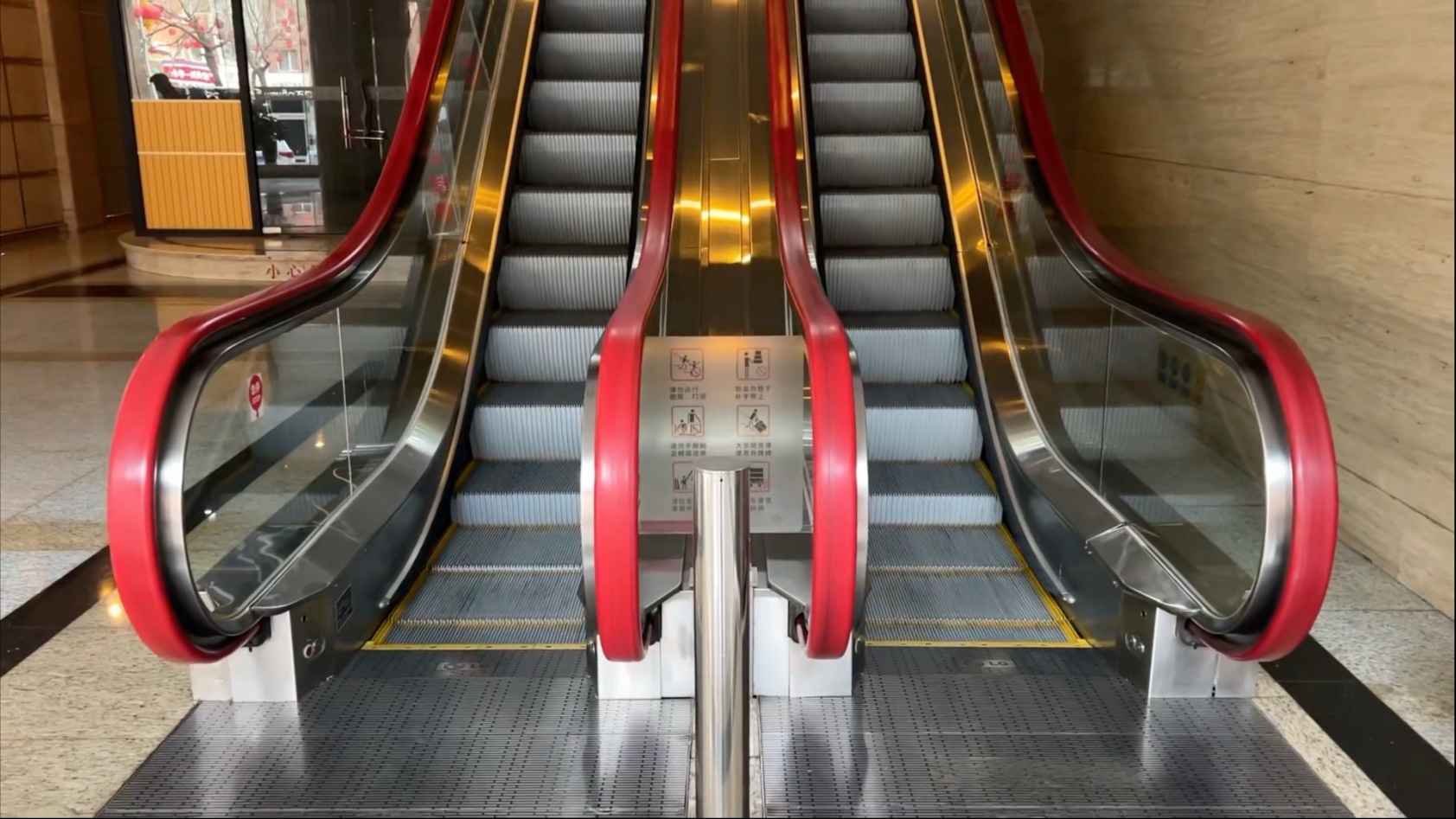 这应该是我见过最窄的扶梯了吧