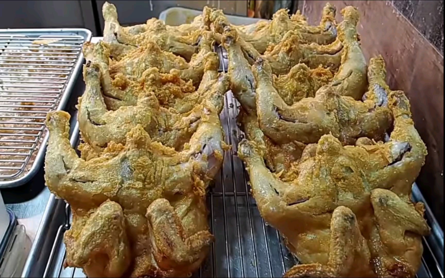 【街头美食】冬天想喝啤酒离不开炸鸡~这边是炸整只鸡~老板直接铡刀切