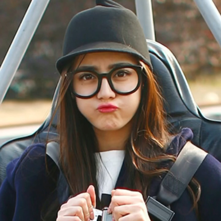 迪丽热巴嘟嘴合辑