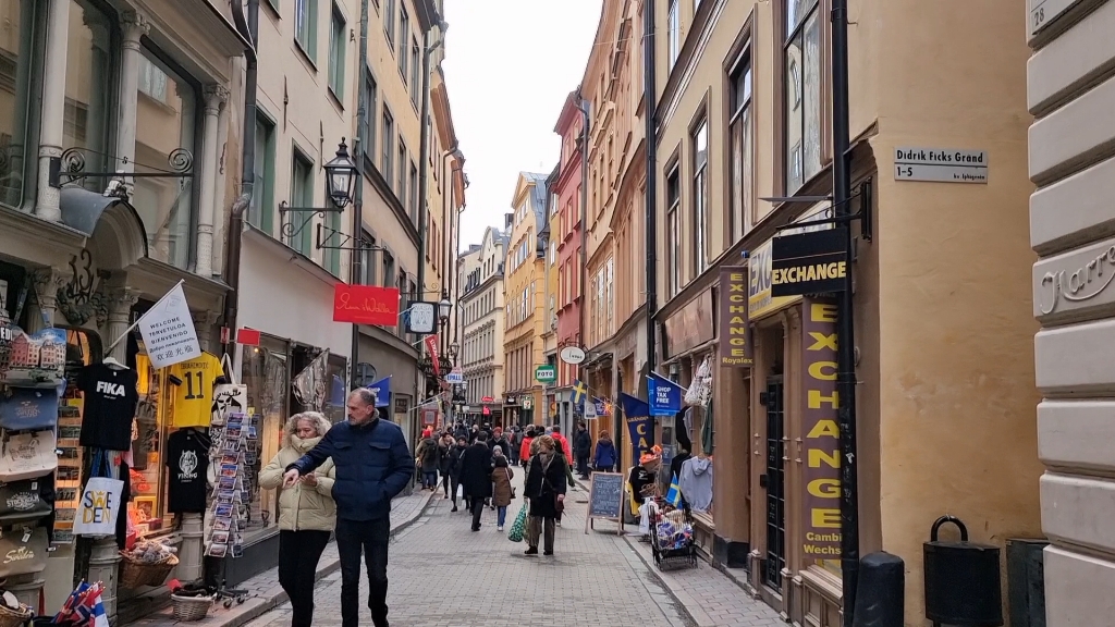 瑞典首都斯德哥尔摩老城风光,700多年的老房子别有一番风味