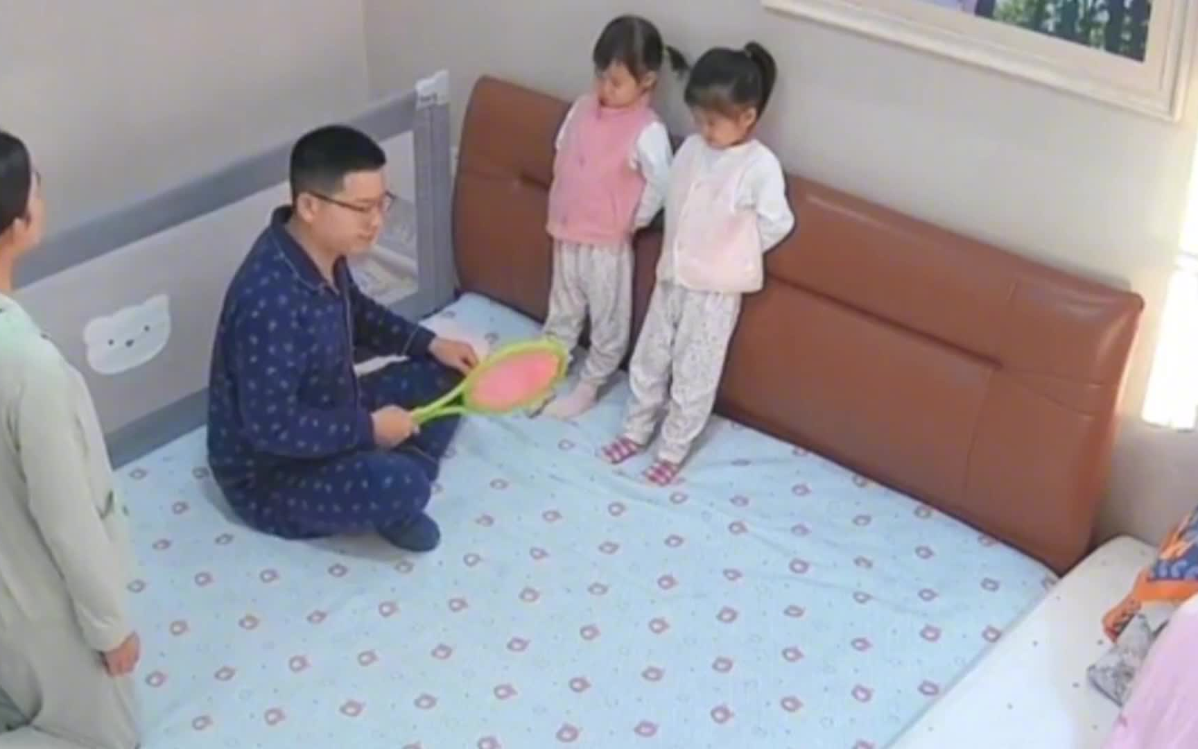 爸爸生气教训调皮的孩子,得知原因妈妈一秒变暴躁