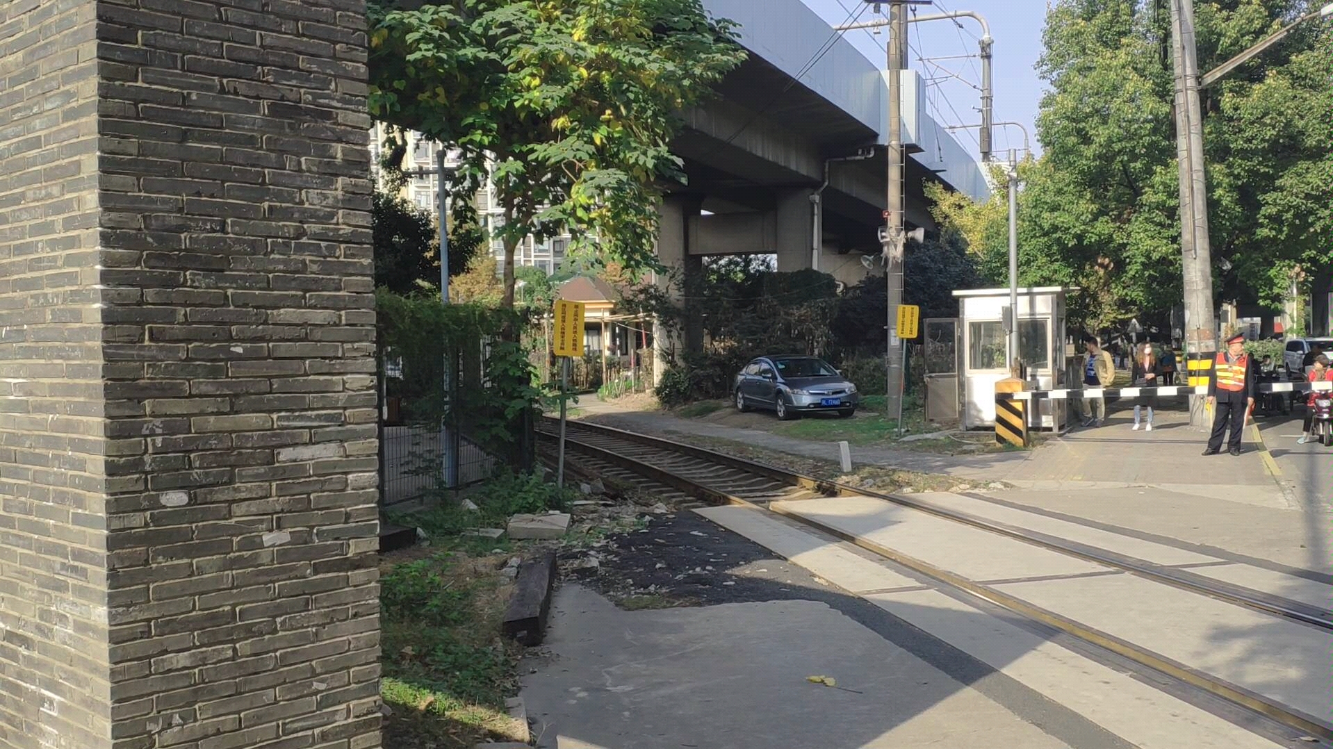 df7g0030牵引货列通过淞发路地铁站附近道口