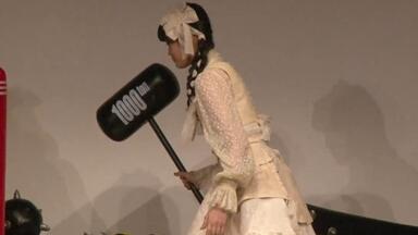 佐藤日向・小泉萌香のバトってダイナソー サイン入りチェキ sddefault.jpg