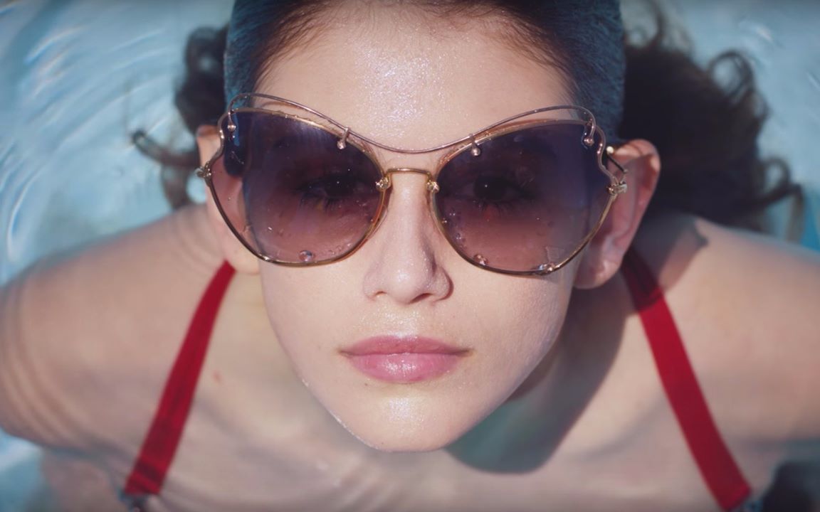 夏日,泳池与少女 [开眼eyepetizer-170610期]