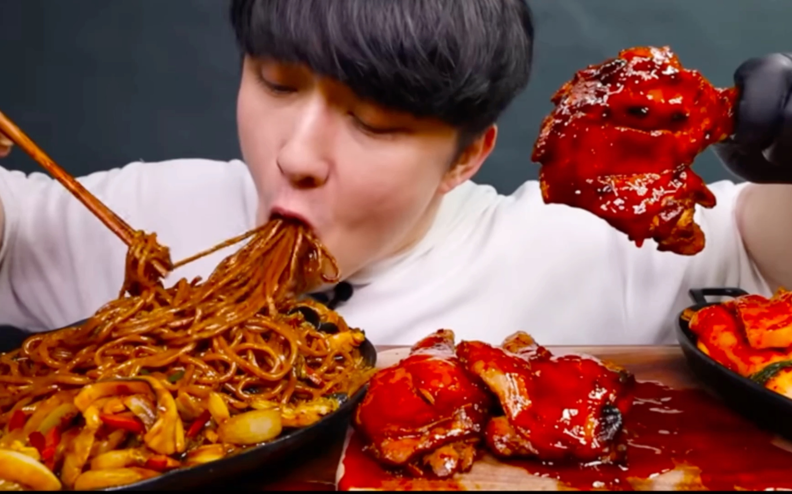 美食吃播炸酱面牙买加大烤鸡腿