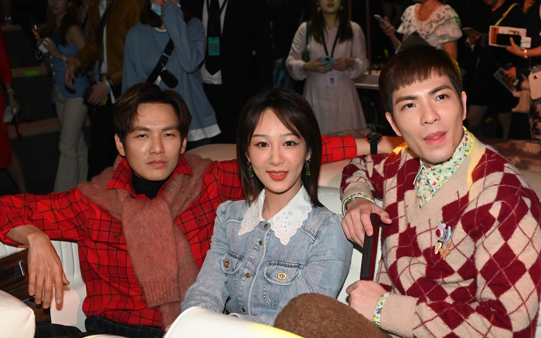 杨紫复古长裙造型又酷又美 与钟汉良萧敬腾同框超吸睛