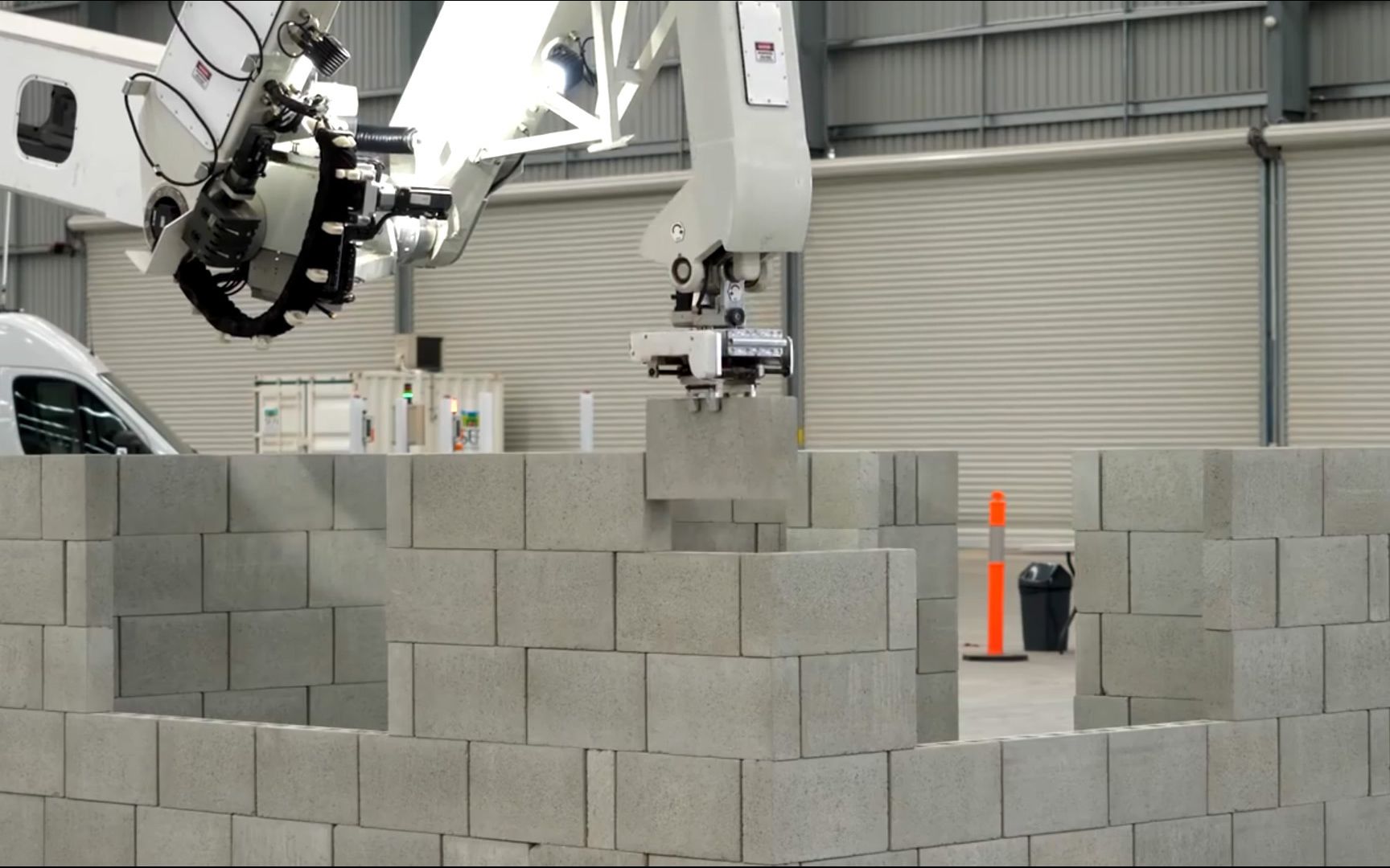 老外发明砌砖机器人,一小时能砌200块砖,4900万造一台_哔哩哔哩_bili