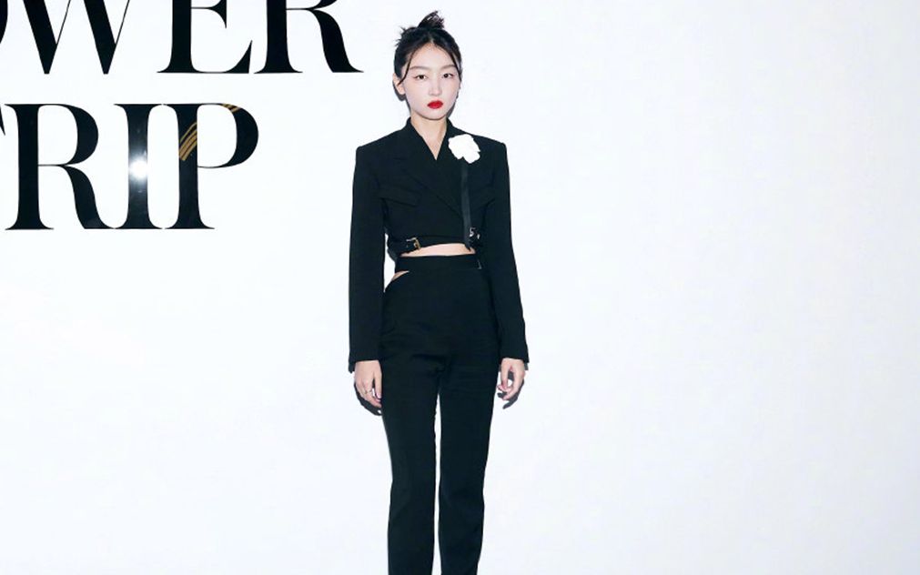 【嘉人女性影响力之夜】周冬雨 黑色露腰西装,这腰是真实存在的吗?