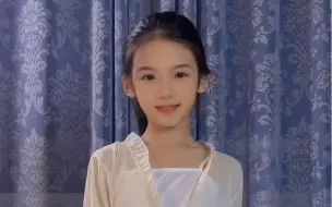 Video herunterladen: 小孩姐新学的动感舞😂～