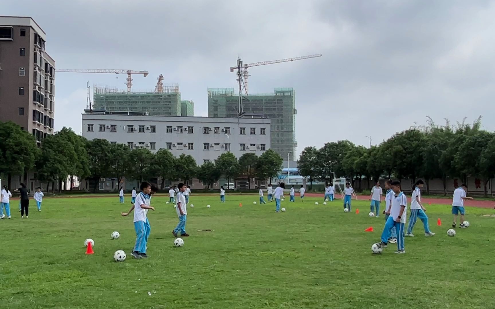 脚内侧停球图片