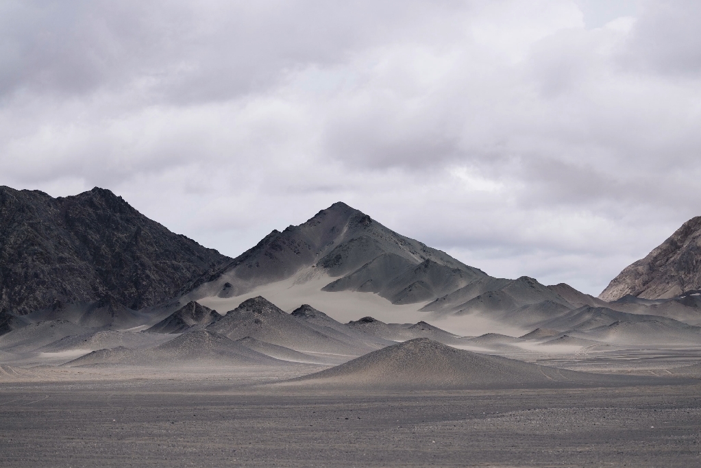 青海茫崖黑独山的一场多云转沙