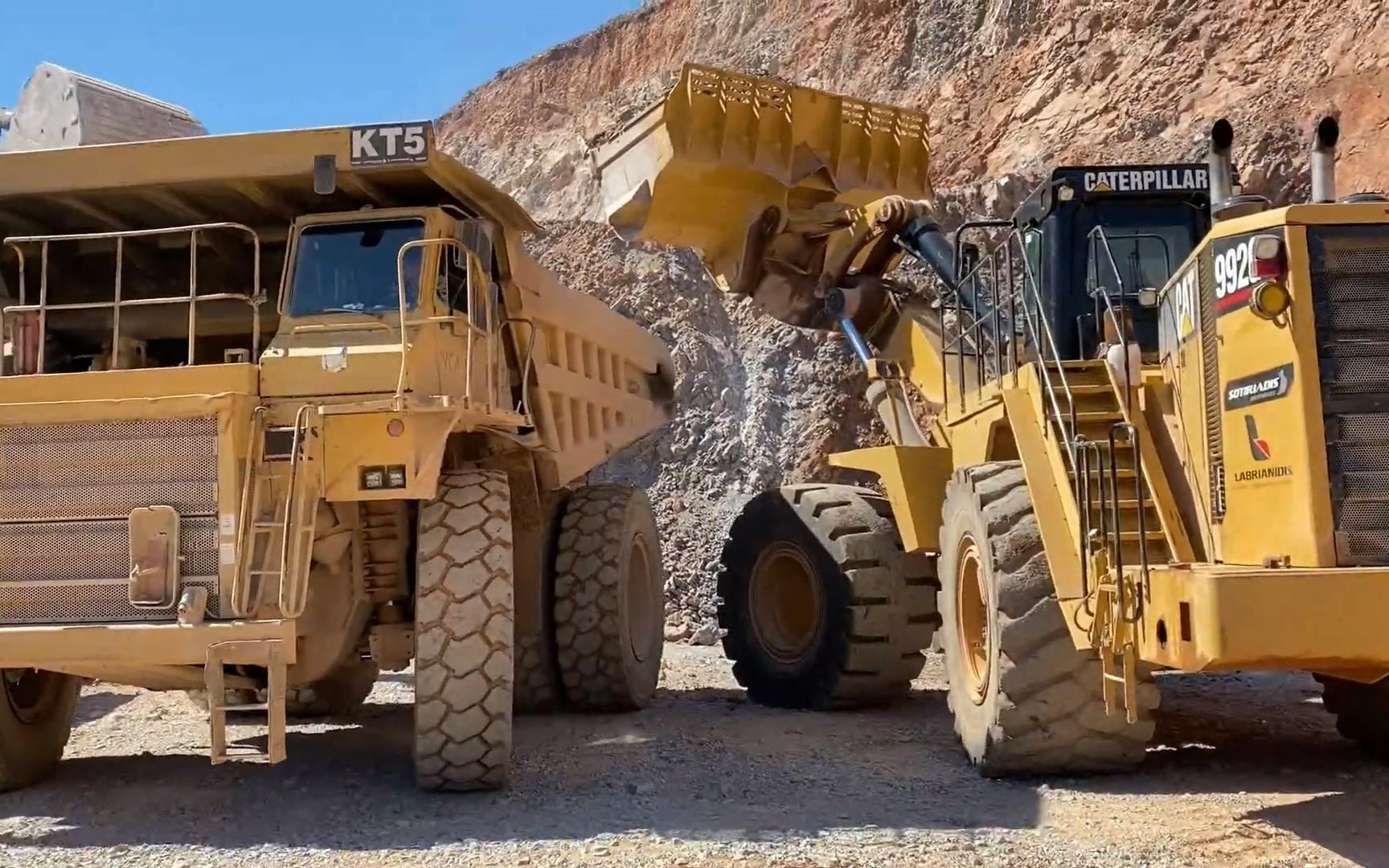 megamachineschannel卡特彼勒caterpillar992g轮式装载机给777c自卸车