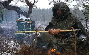 Télécharger la video: 独自一人在荒野露营，一场大雪气温来到零下，看大叔如何应对这极寒天气吧