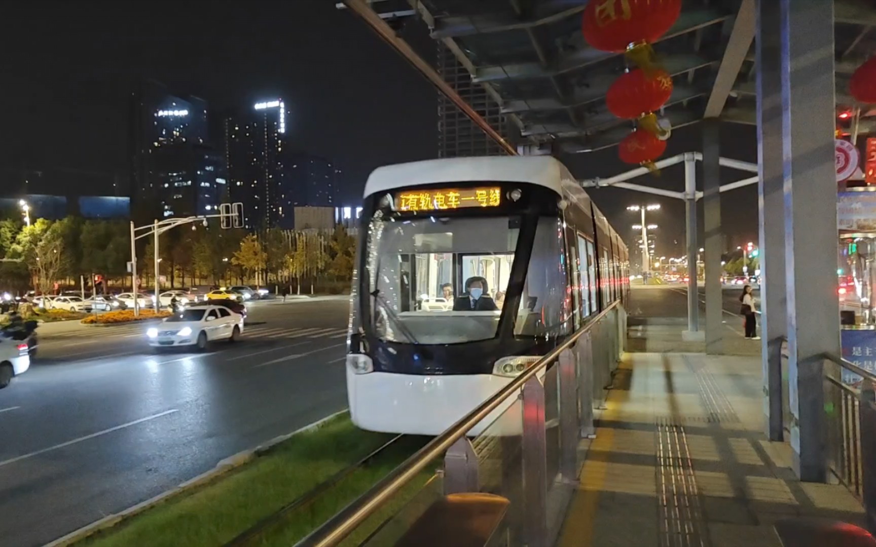 南京河西有轨电车一号线江山大街站进站