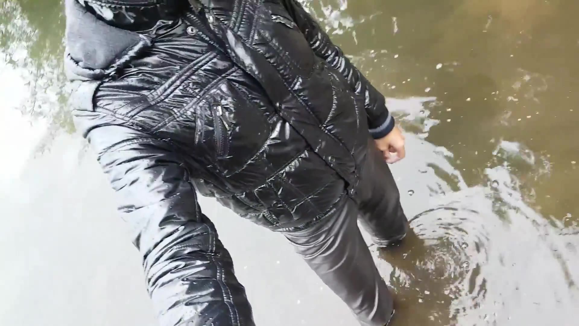 皮裤帅哥寒冬下湖戏水with leather pants in the lake——lederboy