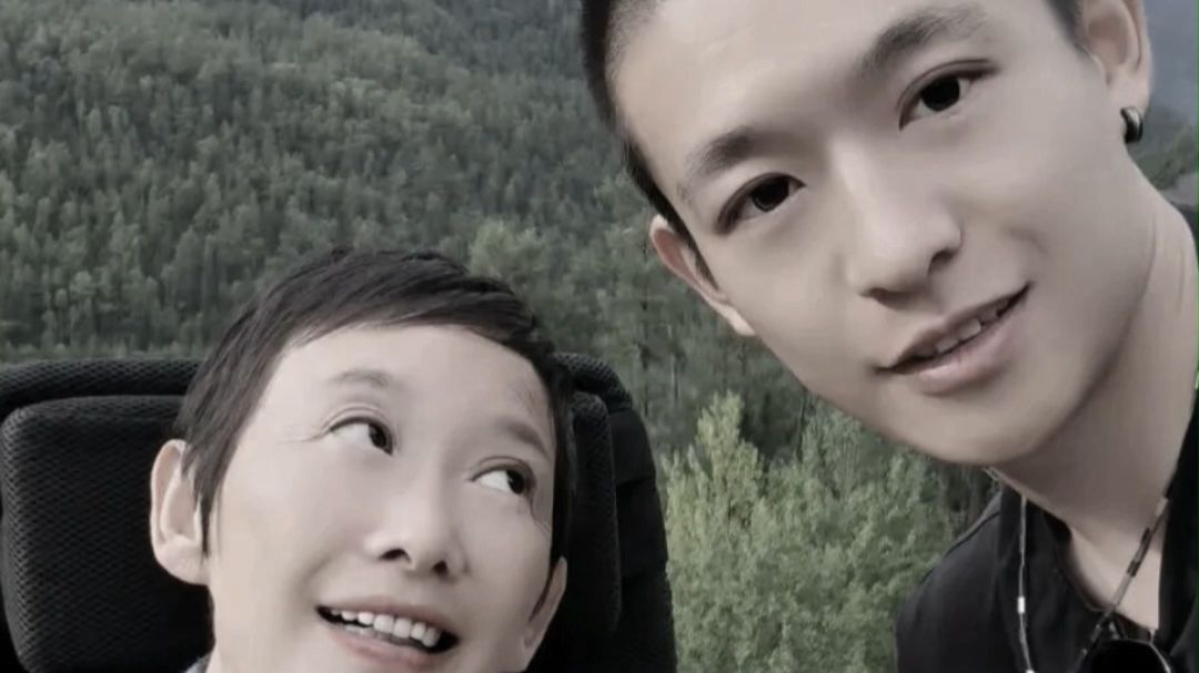 与渐冻症抗争12年，“能能妈妈” 刘文燕离世，终年57岁。