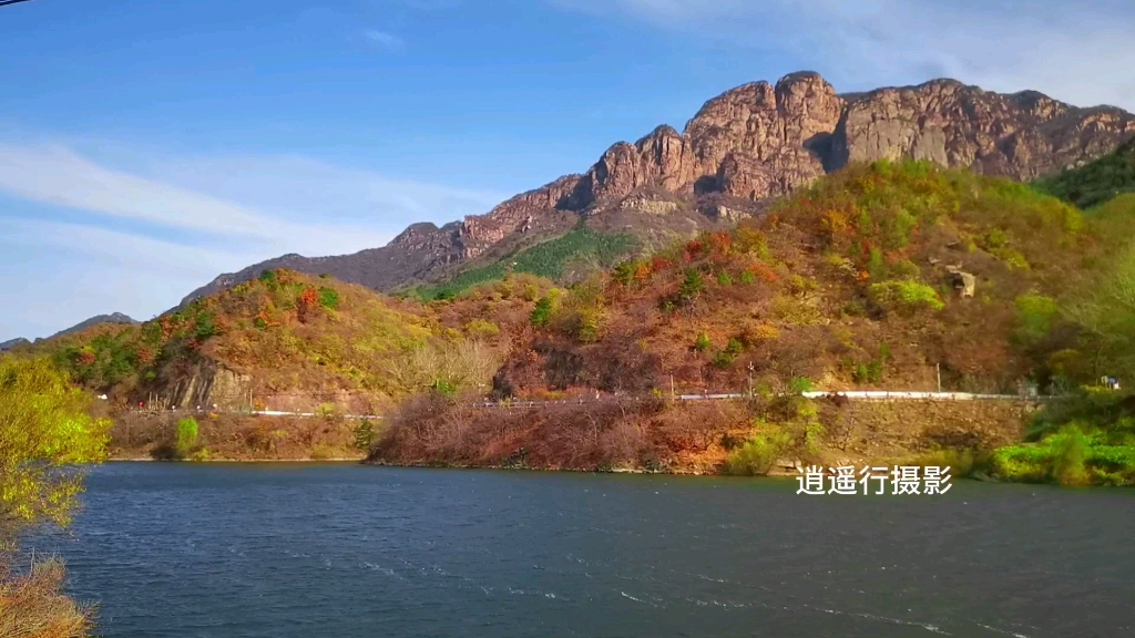 北京今天大风降温,平谷杨家台水库边上风着实不小,但此刻山水在蓝天