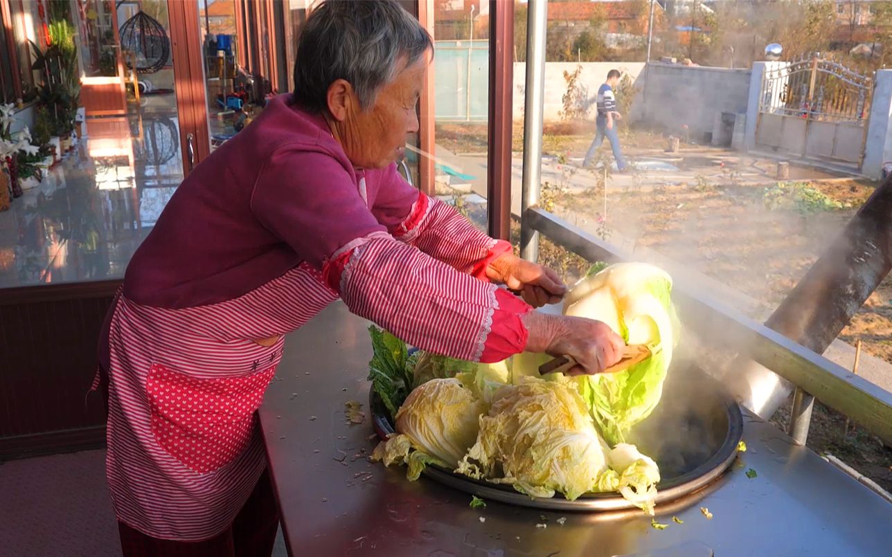 [图]冬天2缸酸菜不够吃？老妈又整7锅白菜装满缸，这做法你见过吗？