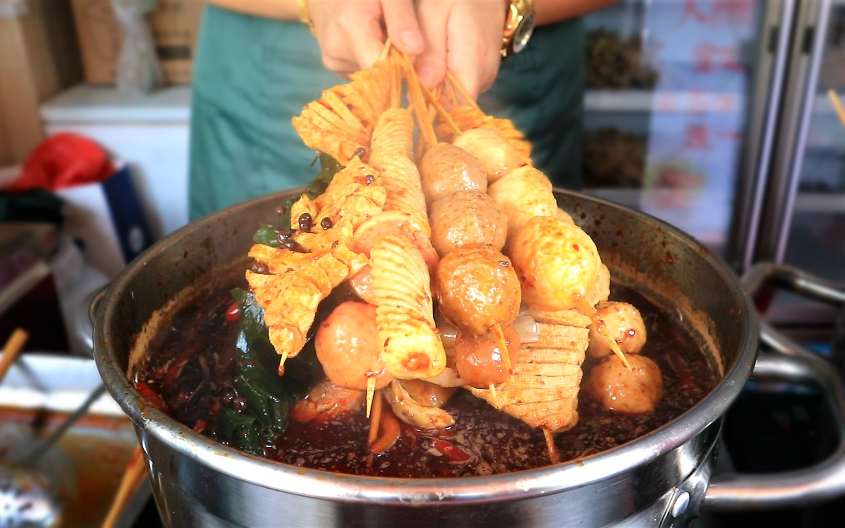 两大盆煮串随便挑,10块钱买了6串,麻辣过瘾