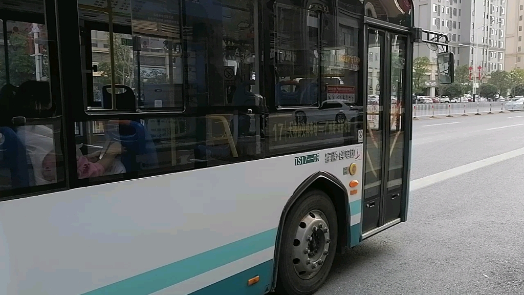 17路公交车出站