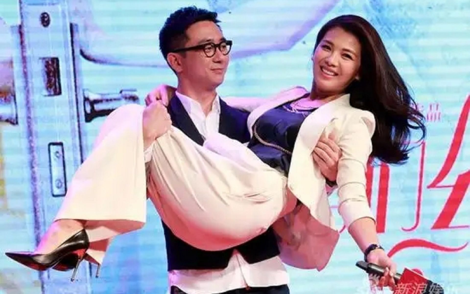 刘涛被当众"公主抱",谁注意到他手部的小动作?细节足见人品