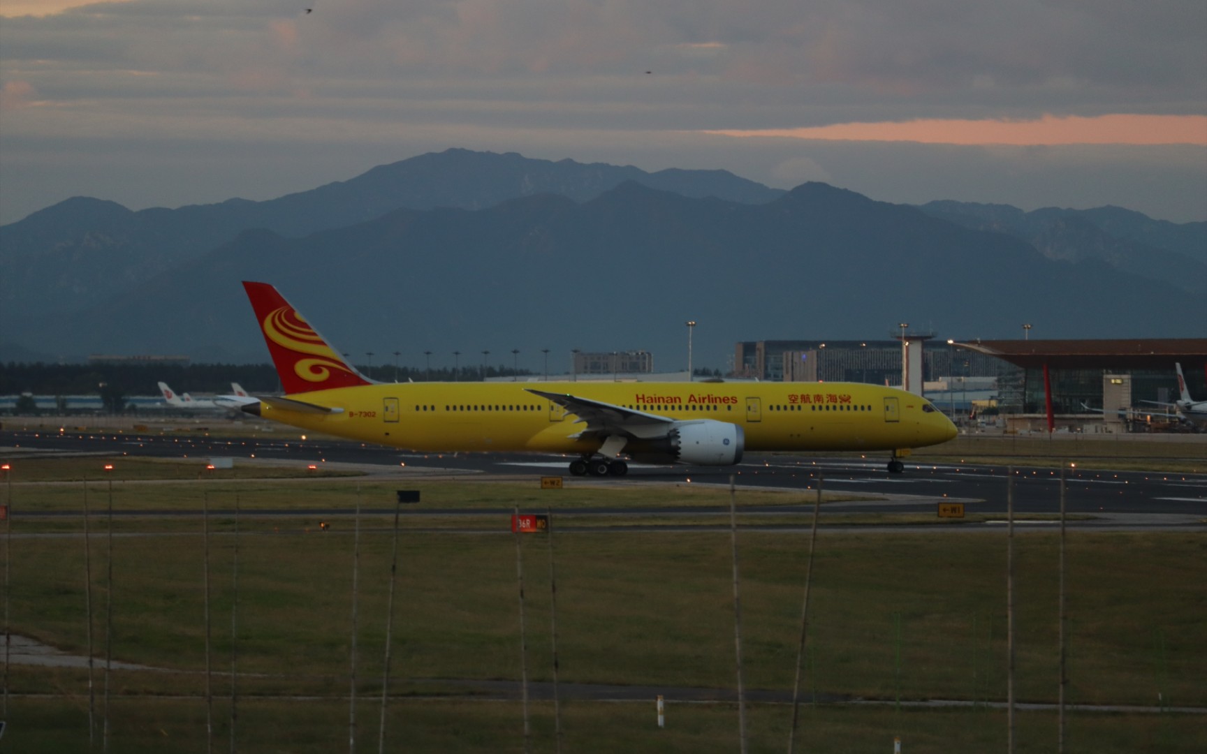 b7302海南航空黄色功夫熊猫789客机北京首都国际机场起飞