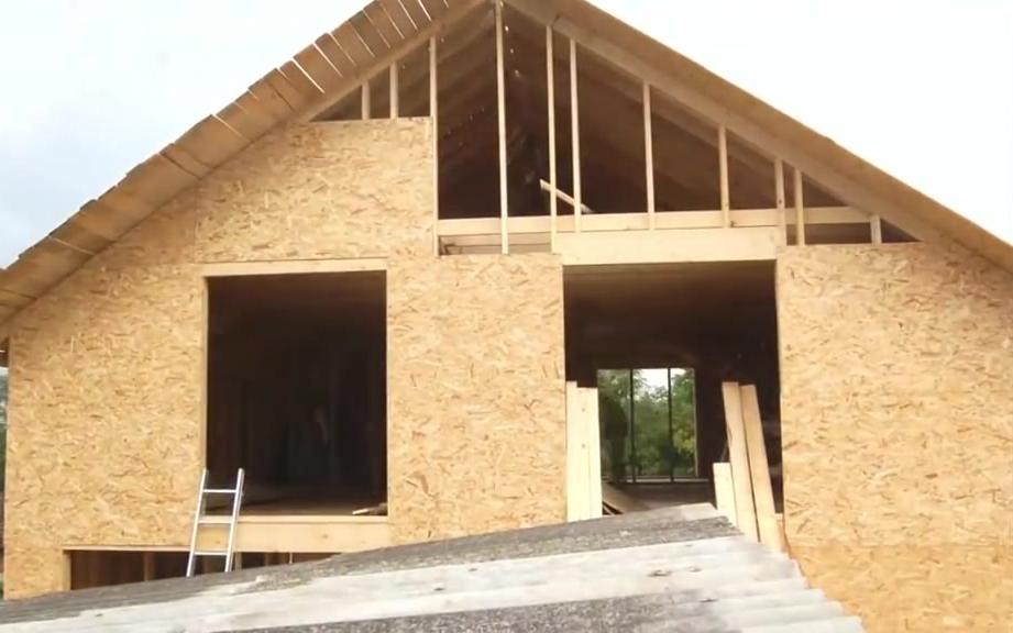 实拍外国农村盖木板房,不用打地基,但人工成本可不便宜!