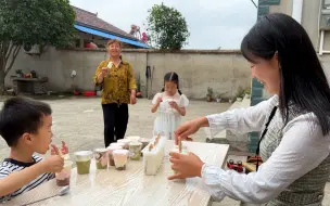 Download Video: 婆婆带孩子去买冷饮，她却没舍得吃，我决定自己做，实现冷饮自由