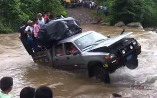 印度三哥的开车技术让人不得不服，印度老司机开着一辆货车，拉满了一车人直接往河里开，正当快要上岸时却发生了惊险的一幕