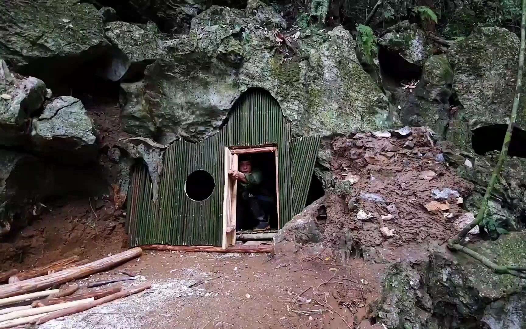 山里发现一处钟乳石洞,用竹木手艺把它改善成庇护所,夏天住着才凉爽