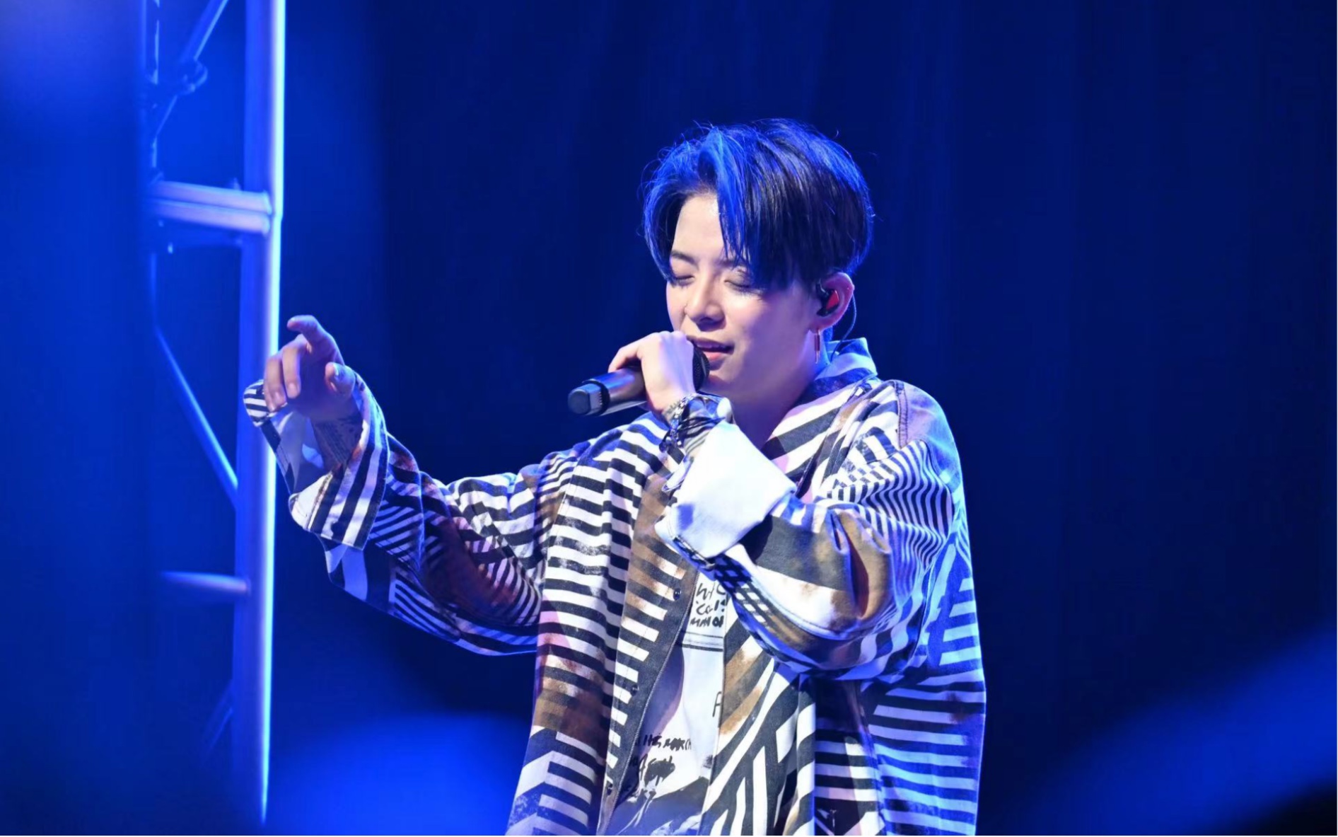 amber liu刘逸云中国首场巡演超稳直拍:first talking curiosity neon