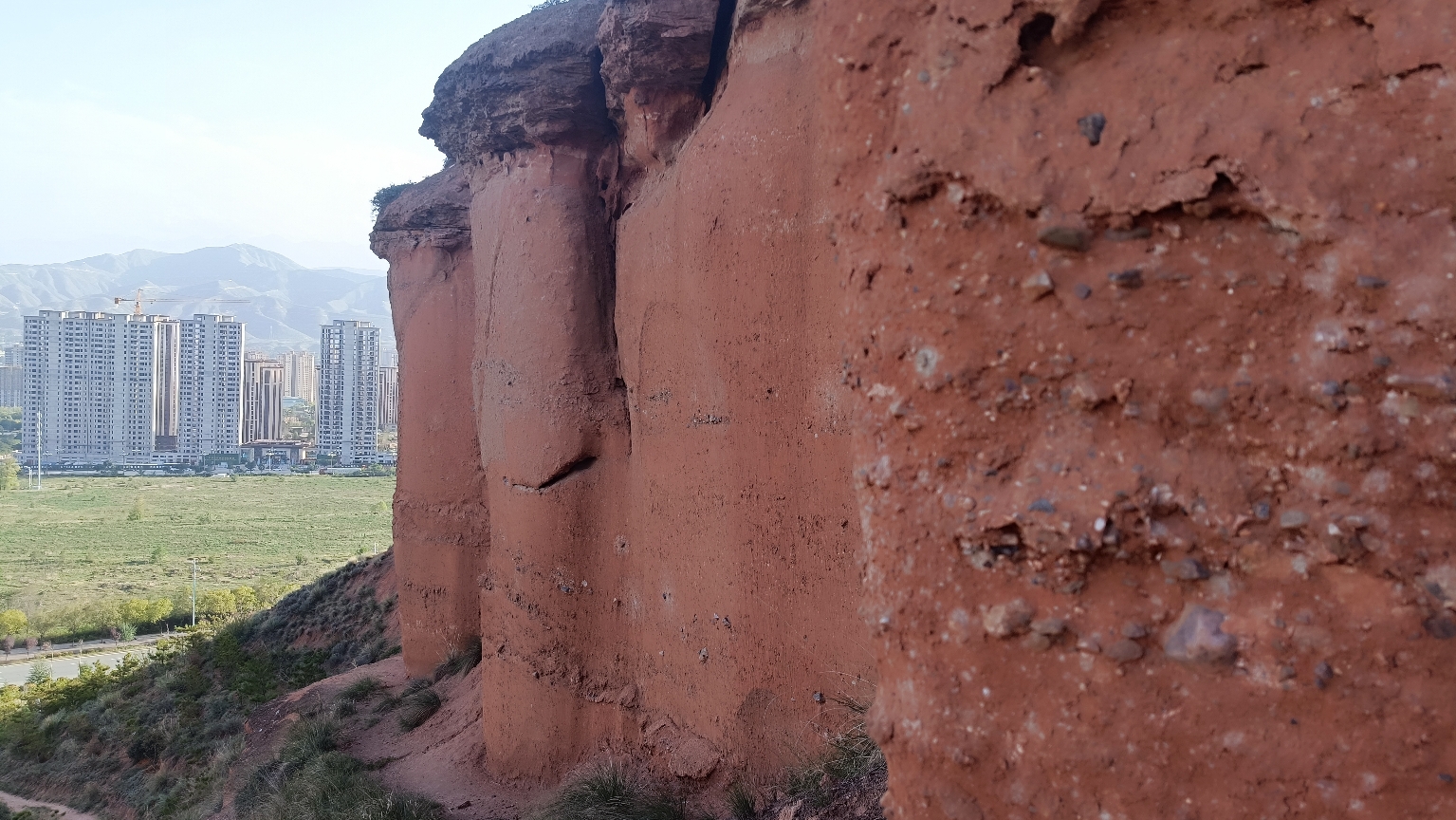 侵蚀后的岩柱,满是岁月的痕迹.