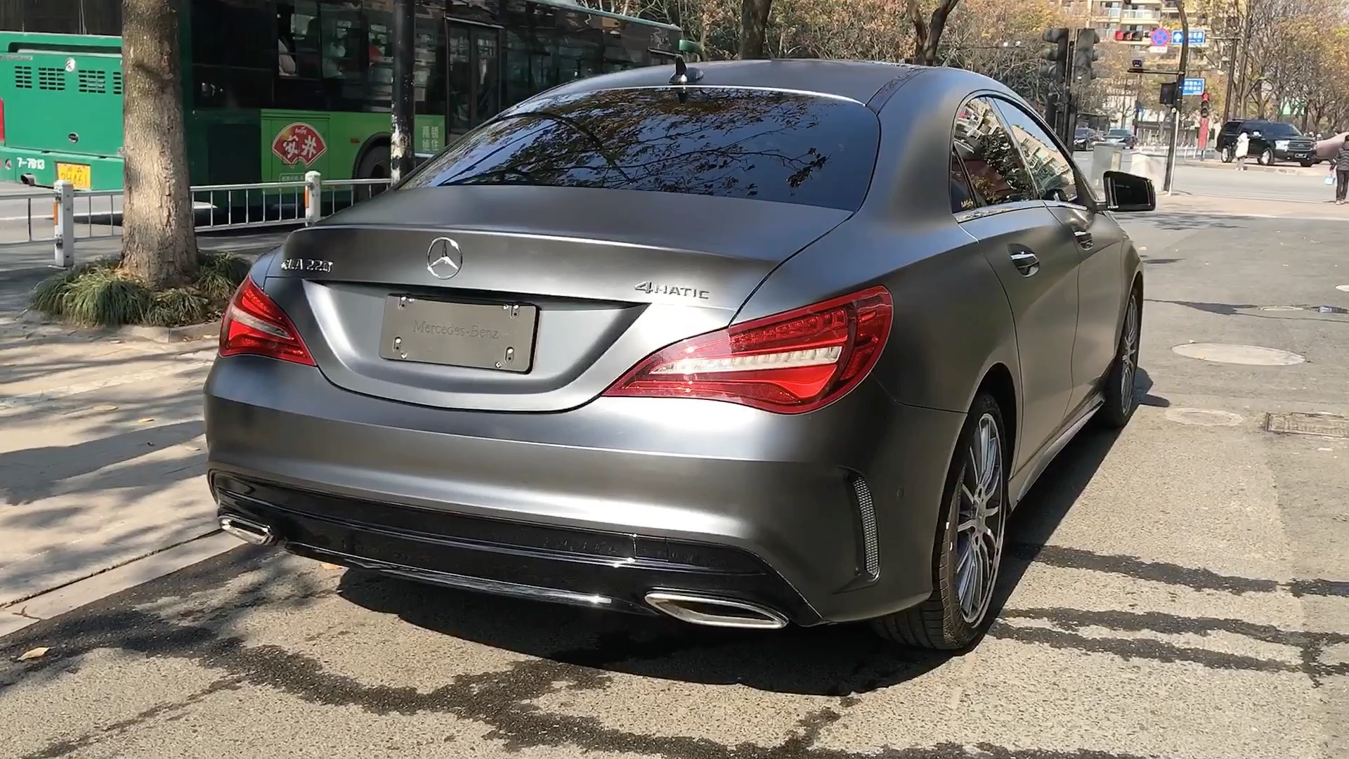 杭州奔驰cla220电光深邃灰车身改色贴膜,满满的运动气息,帅气吧