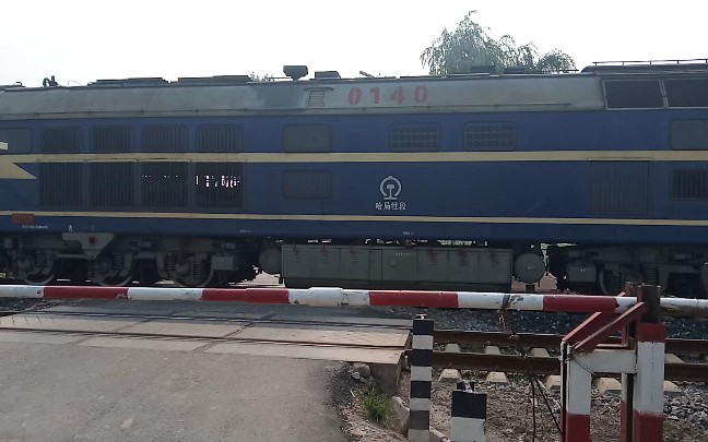 哈局牡段df8牵引货列通过朱崖道口