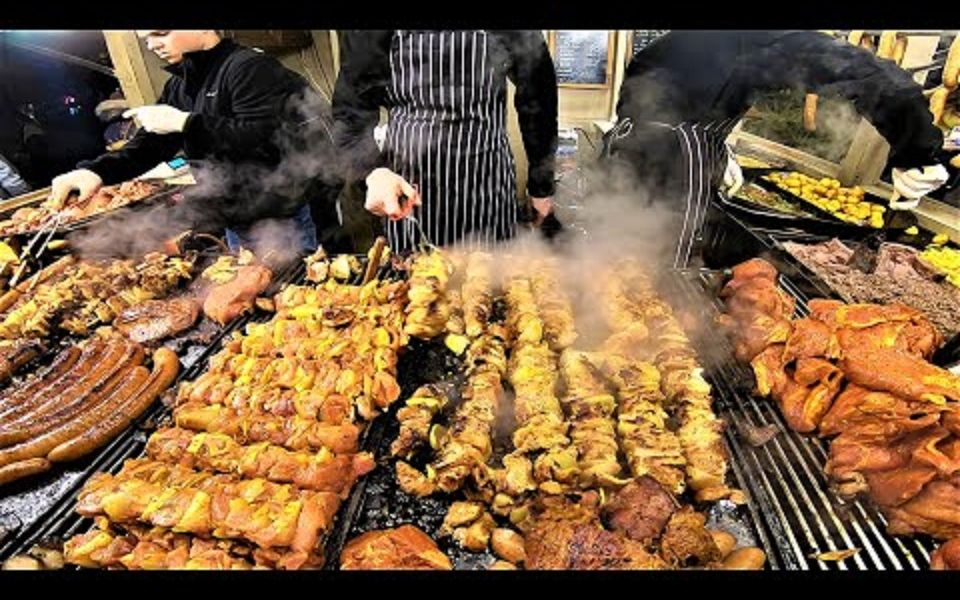 波兰克拉科夫的街头美食巨型烧烤波兰熏肠、猪肘子、烤串、牛排哔哩哔哩bilibili