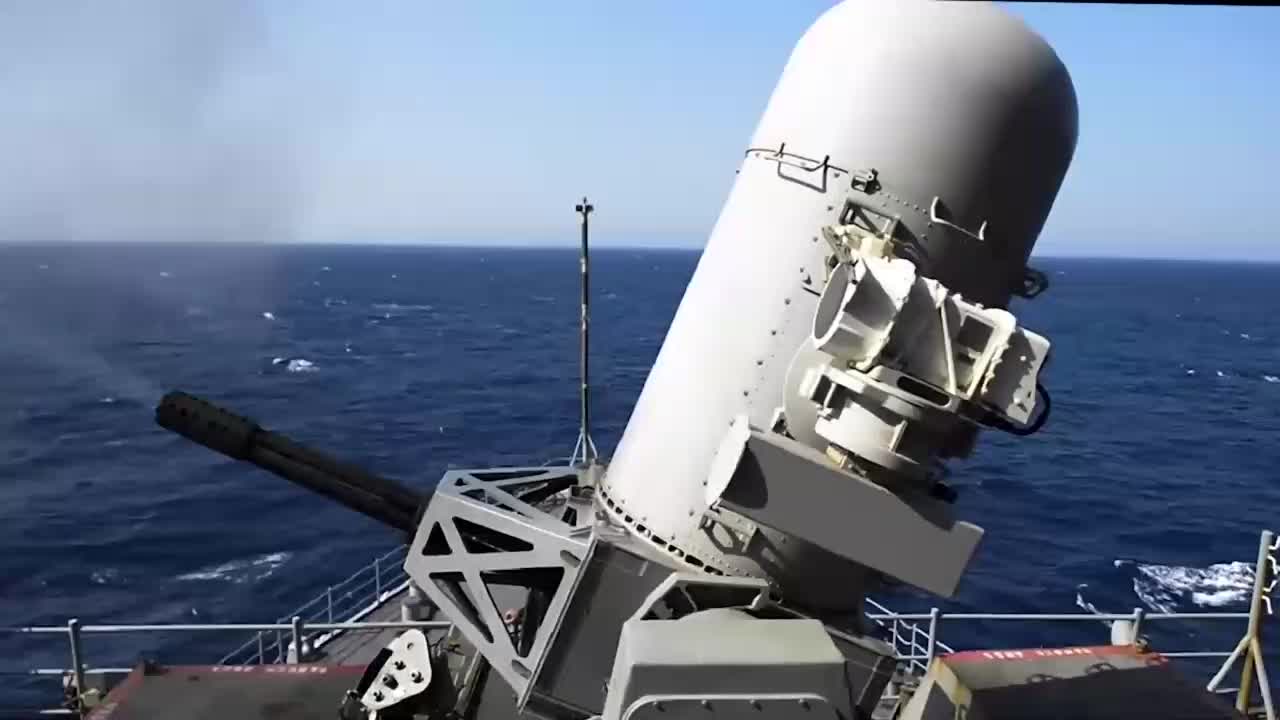近距离观察军舰密集阵近程防御武器系统