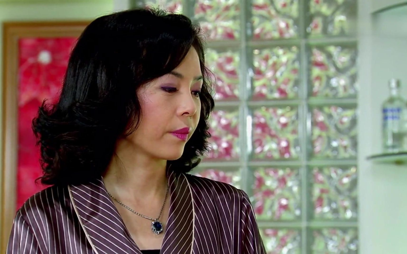 小菊的秋天:李香如发现羽杰和小菊偷偷煮吃的让他们回屋去睡觉,自己却