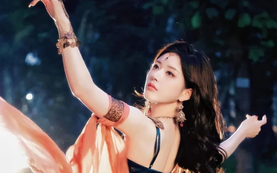 赵露思敦煌神女造型月亮湾跨年演出太美啦