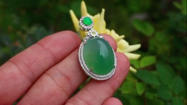 冰种晴底飘绿翡翠吊坠