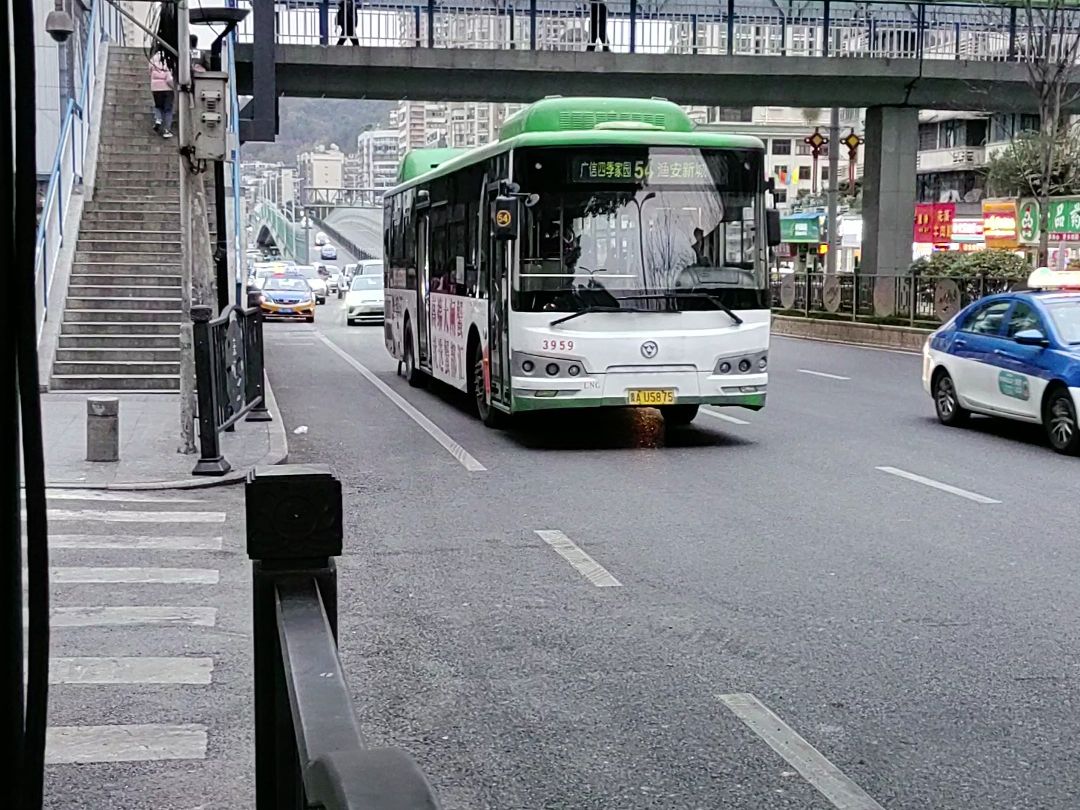 貴陽公交54路混動萬達公交車