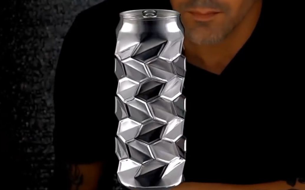 2毛钱易拉罐,小伙子捏一捏,变2千美金艺术品