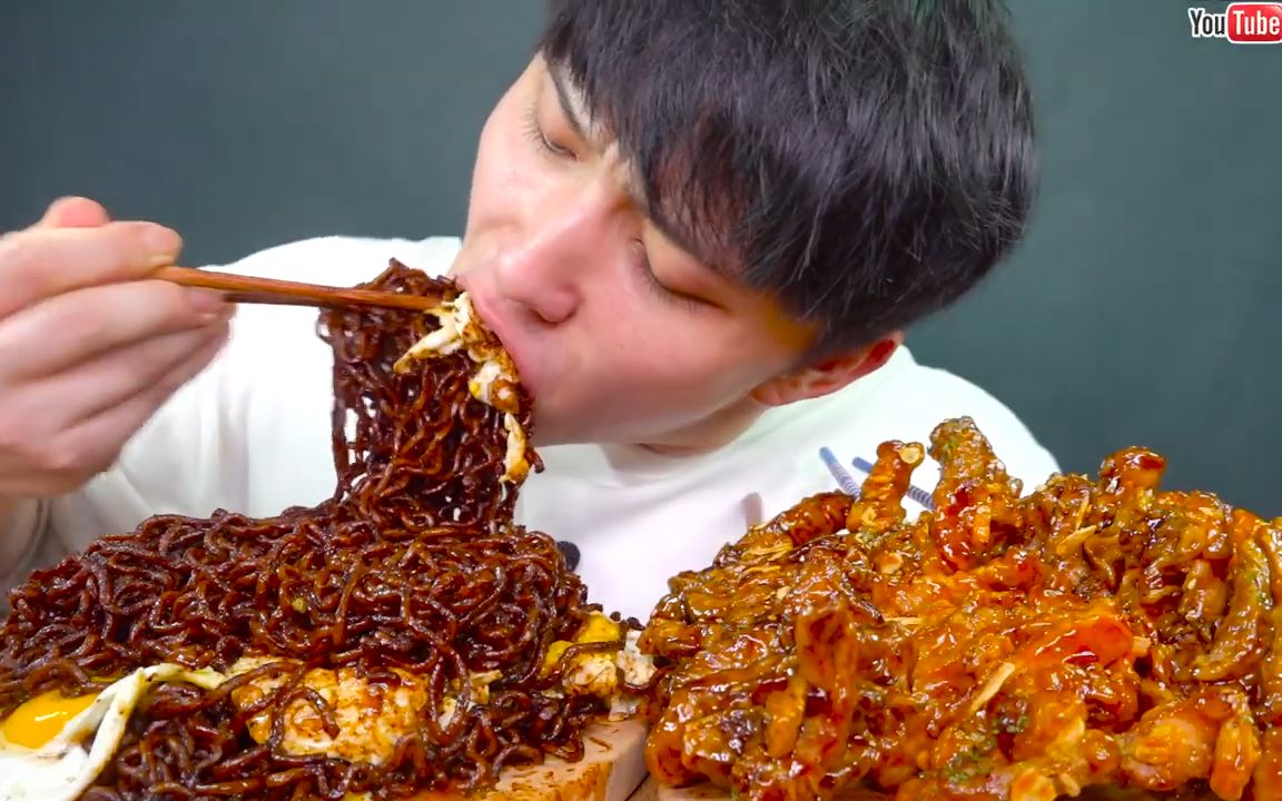 韩国吃播深渊巨口吃超大肉串炸酱面煎蛋泡菜大口狂吸吃出灵魂了~w