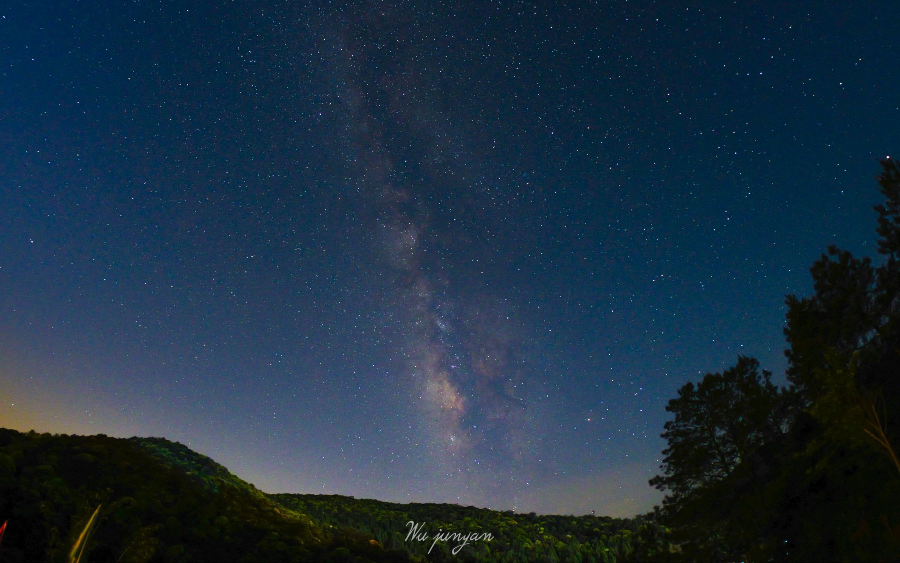 何年凿破白云银,银河倒泻惊雷吼.Lumix S5m2+岩石星12mm f2.5 银河摄影哔哩哔哩bilibili