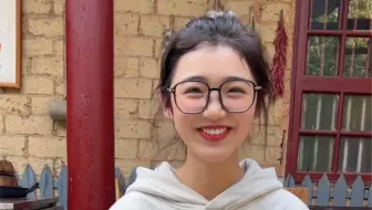 这大妹子一笑，真的甜到我了