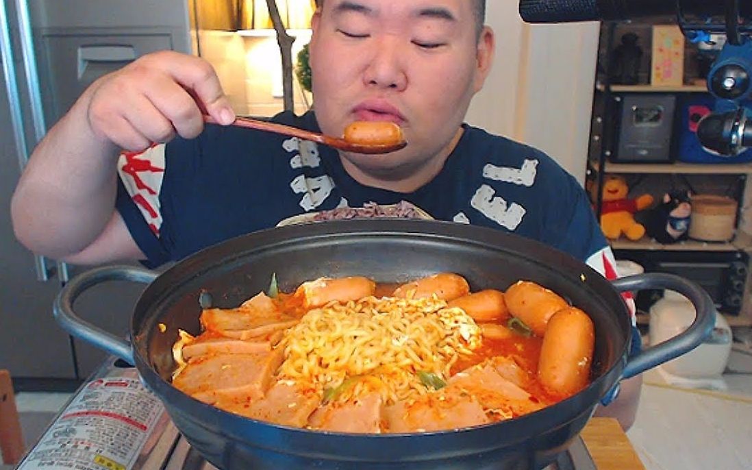 韩版^(*~(oo)~)^猪皇殿下 - 有压力的时候是火腿拉面吃播!